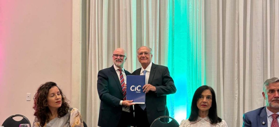 Ubiratã Rezler entregou a Geraldo Alckmin dois documentos com pautas consideradas prioritárias pelo setor produtivo regional - Foto: Denise Borges