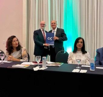 Ubiratã Rezler entregou a Geraldo Alckmin dois documentos com pautas consideradas prioritárias pelo setor produtivo regional - Foto: Denise Borges