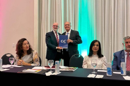 Ubiratã Rezler entregou a Geraldo Alckmin dois documentos com pautas consideradas prioritárias pelo setor produtivo regional - Foto: Denise Borges