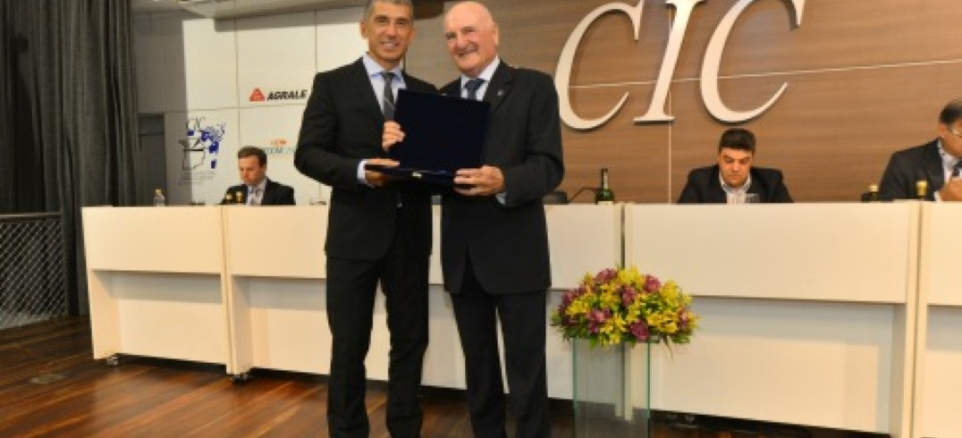 Fernando Ribeiro recebeu homenagem de Nelson Sbabo pelos 30 anos da Visate - Foto: Gilmar Gomes