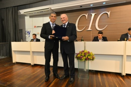 Fernando Ribeiro recebeu homenagem de Nelson Sbabo pelos 30 anos da Visate - Foto: Gilmar Gomes