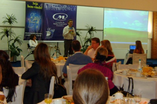Frei Jaime Bettega palestra em evento beneficente na CIC