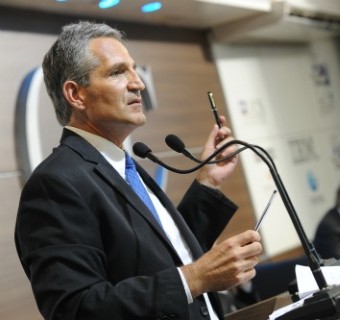 diretor da Wharton School, Bruce Brownstein, explicou que o sucesso da empresa depende do cumprimento da promessa de sua imagem. Fotos Julio Soares