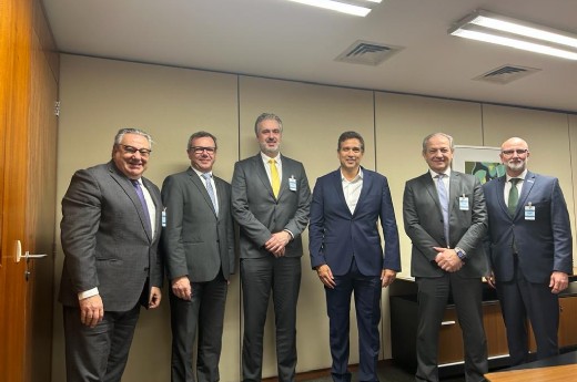 Um dos encontros de terça-feira (26) foi com o presidente do Banco Central, Roberto Campos Neto (C) - Foto: Maurício de Moura Costa