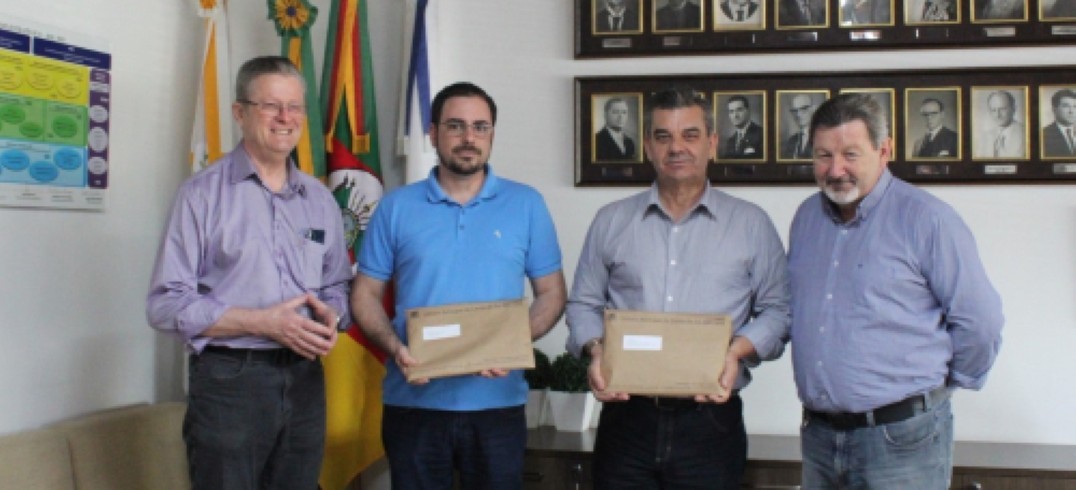 Cassina, Viezzer, Gasparin e Frizzo durante reunião para entrega oficial do novo Plano Diretor do município - Foto: Fabiana de Lucena