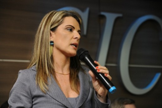 Afirmação é da fonoaudióloga Mirieli Colombo, especialista na formação de líderes, durante palestra na reunião-almoço da CIC. Foto Julio Soares.