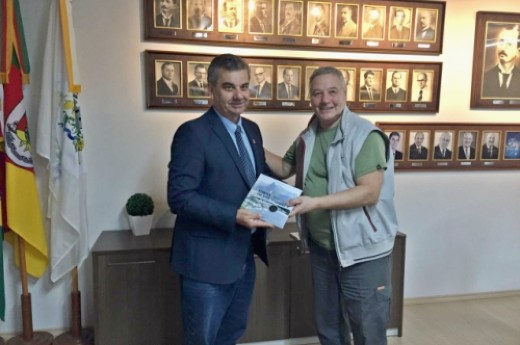 Dal Pont fez a entrega de um exemplar de seu livro ao presidente Ivanir Gasparin - Foto: Gelson Dalberto/CIC