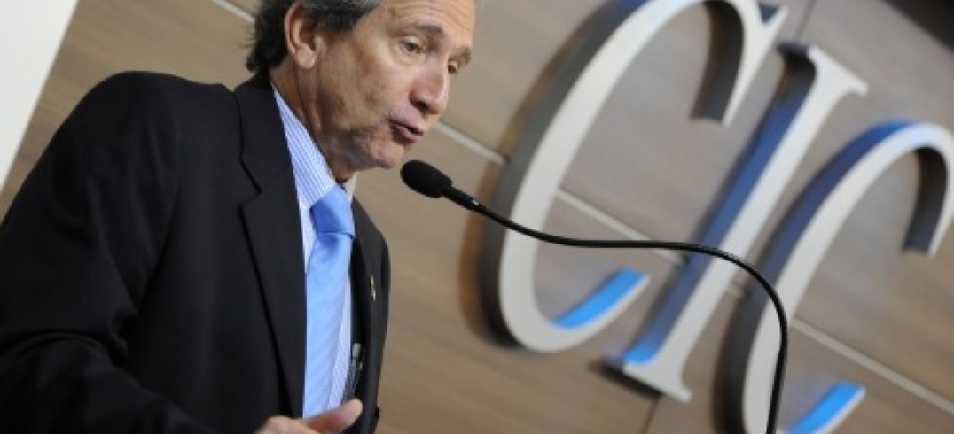Em palestra na CIC, diretor-superintendente da Abit enfatizou que concorrência desleal das importações asiáticas coloca em risco 30 mil empresas