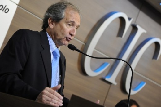 Em palestra na CIC, diretor-superintendente da Abit enfatizou que concorrência desleal das importações asiáticas coloca em risco 30 mil empresas