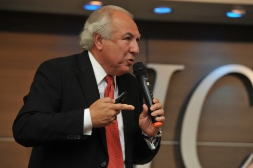 Professor Adroaldo Lamaison palestrou na reunião-almoço da CIC desta segunda-feira (13)