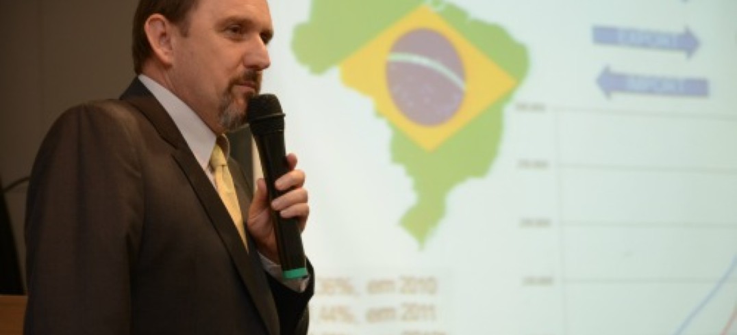 Palestra do professor Roberto Birch Gonçalves mostrou panorama do comércio internacional - Foto: Marina Granzotto