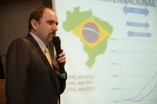 Palestra do professor Roberto Birch Gonçalves mostrou panorama do comércio internacional - Foto: Marina Granzotto