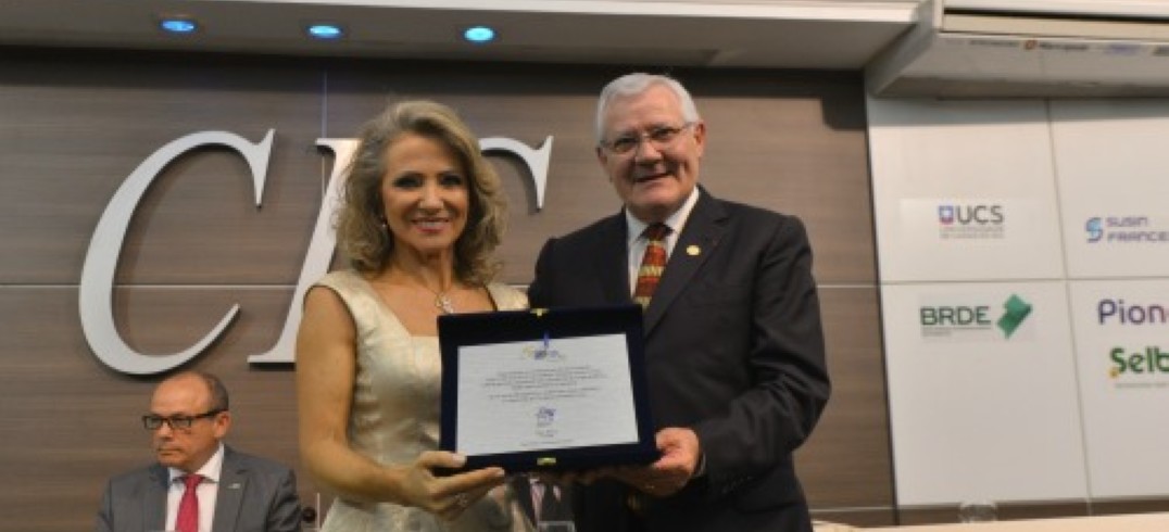 Presidente da CIC, Carlos Heinen, homenageia presidente da CDL, Analice Carrer, pelos 50 anos da entidade lojista - Foto: Gilmar Gomes