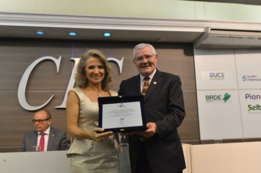 Presidente da CIC, Carlos Heinen, homenageia presidente da CDL, Analice Carrer, pelos 50 anos da entidade lojista - Foto: Gilmar Gomes