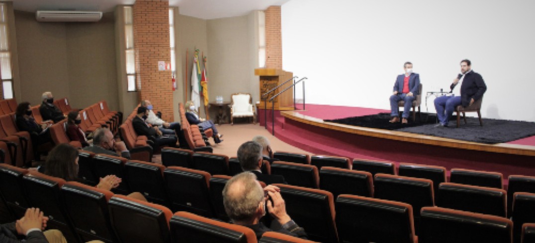 Reunião híbrida com a presença do deputado estadual Ruy Irigaray ocorreu nesta quarta-feira (26) - Foto: Alessandra Perez/CIC Caxias