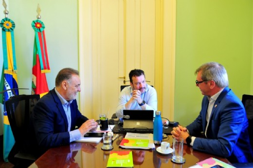 Celestino Loro e o deputado Carlos Búrigo pediram obras urgentes de recuperação da rodovia - Foto: Luiz Chaves