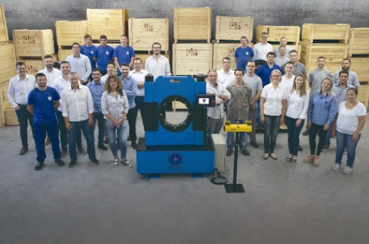 A equipe da empresa e o equipamento desenvolvido em Caxias do Sul - Foto: Divulgação