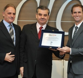 Neure Fedrizzi, Ivanir Gasparin e Guilher Fedrizzi durante homenagem aos 30 anos da Fedrizzi Seguros - Foto: Julio Soares/Objetiva