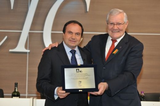 Presidente do Sinduscon Caxias, Volnei Sebben, é homenageado pelo presidente da CIC, Carlos Heinen - Foto: Julio Soares/Objetiva