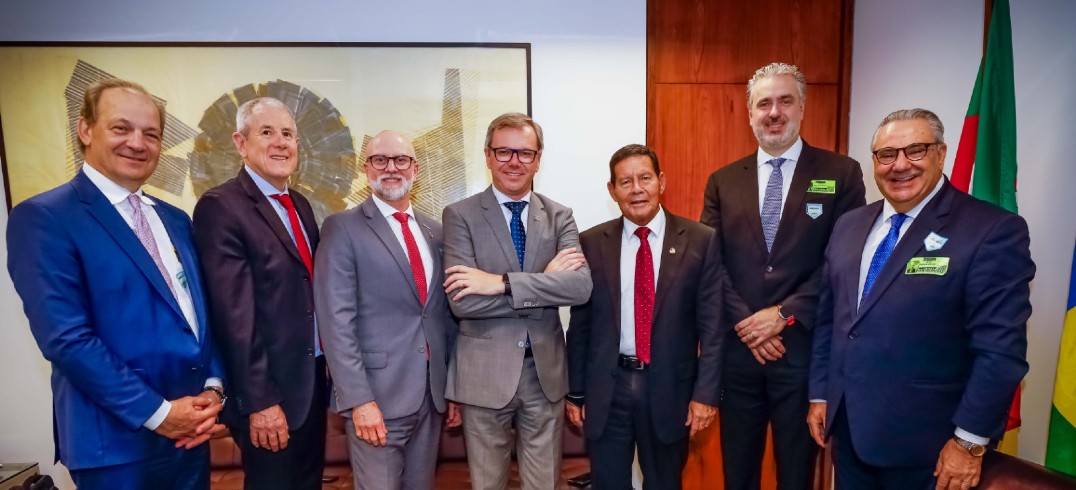 Comitiva da CIC Caxias com o senador Hamilton Mourão, durante audiência em Brasília - Foto: Divulgação