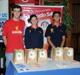 Miniempresa Confort do colégio Caminho do Saber comercializou produtos na reunião-almoço da CIC.