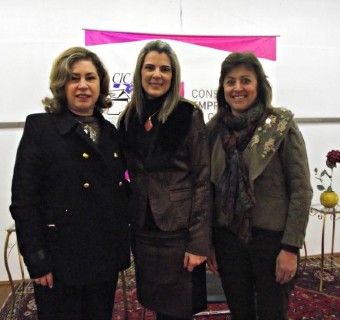 pres. do Conselho da Empresária, Shirlei Omizzolo, e a vice-presidente, Márcia Rosa, ladeiam Mirieli
