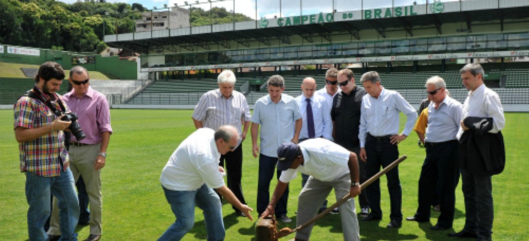 Vice-presidente de Serviços, Celestino Loro, esteve presente na vistoria ao estádio Alfredo Jaconi. Foto Andréia Copini.
