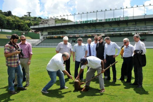 Vice-presidente de Serviços, Celestino Loro, esteve presente na vistoria ao estádio Alfredo Jaconi. Foto Andréia Copini.