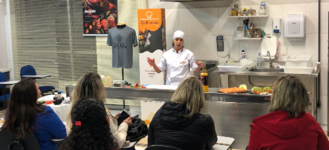 Público prestigiou a oficina gratuita de sushi ministrada por Greice Keli de Oliveira em uma instituição de ensino.  Foto Vinícius Menegasso