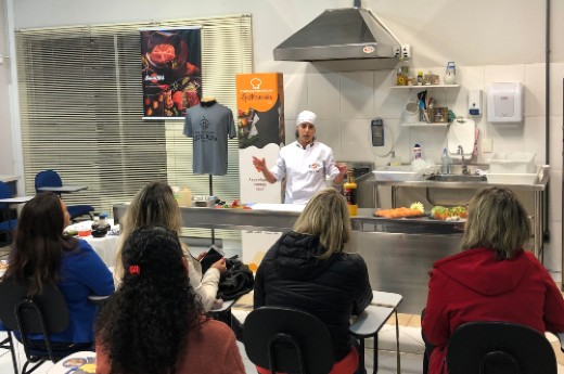 Público prestigiou a oficina gratuita de sushi ministrada por Greice Keli de Oliveira em uma instituição de ensino.  Foto Vinícius Menegasso