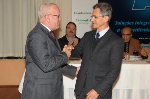 Presidente da CIC, Milton Corlatti, e o reitor da UCS, Isidoro Zorzi, selaram parceria - Foto: Julio Soares/Objetiva