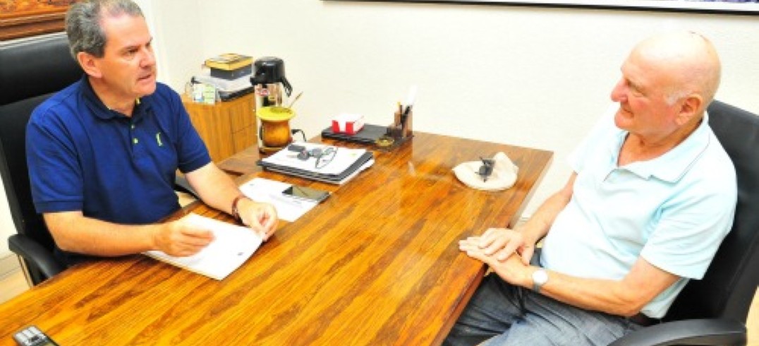 Nelson Sbabo (E), em sua primeira visita oficial ao prefeito Alceu Barbosa Velho - Foto: Cristofer Giacomet