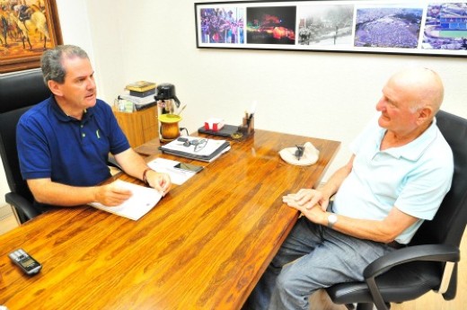 Nelson Sbabo (E), em sua primeira visita oficial ao prefeito Alceu Barbosa Velho - Foto: Cristofer Giacomet