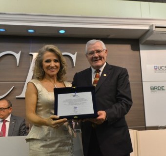 Analice Carrer e Carloe Heinen durante a homenagem pelos 50 anos da CDL - Foto: Gilmar Gomes