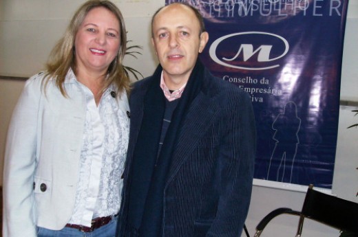 A presidente do Conselho da Mulher, Rosane Demari, recepcionou o escritor. Foto Giovana Schmitt.