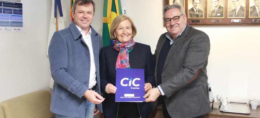 Candidata do PSD recebeu cópia da Carta de Princípios das mãos de Celestino Oscar Loro e Ruben Bisi - Foto: Amanda Pietra Faccio/CIC Caxias