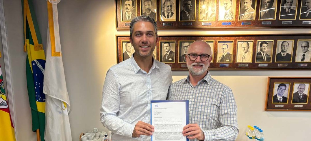 Rezler entregou ao parlamentar um documento que reúne demandas do setor produtivo da Região - Foto: Denise Suzin Borges