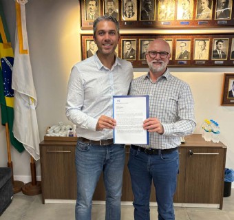 Rezler entregou ao parlamentar um documento que reúne demandas do setor produtivo da Região - Foto: Denise Suzin Borges