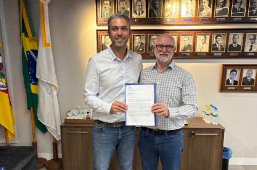 Rezler entregou ao parlamentar um documento que reúne demandas do setor produtivo da Região - Foto: Denise Suzin Borges