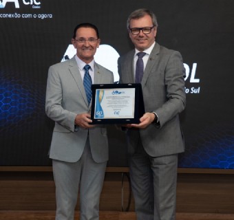 Mauro Andreazza, da CDL Caxias, recebe placa das mãos do presidente da CIC Caxias pelos 60 anos da entidade do comércio - Foto: Júlio Soares