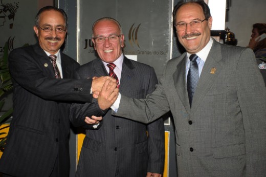 Presidente da Junta Comercial, presidente da CIC e Prefeito comemoram inauguração. Foto Julio Soares.