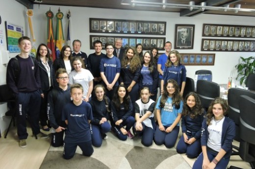 Estudantes entre 11 e 16 anos visitaram entidade e conversaram com o presidente Carlso Heinen - Foto: Giovana Schmitt/CIC