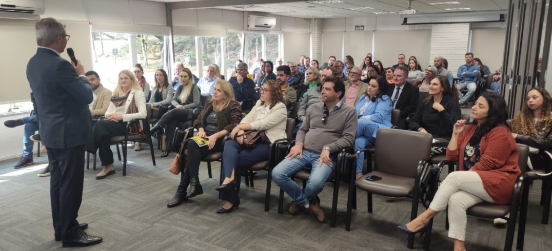 Presidente da CIC Caxias, Celestino Oscar Loro, abriu encontro na sede da entidade - Foto: Luciano More/CIC Caxias