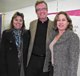 A vice-presidente, Márcia Rosa, a presidente, Shirlei Omizzolo, e o palestrante Domi Müller.