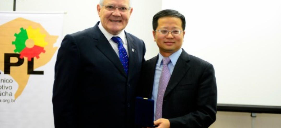 Carlos Heinen presenteou chefe da delegação com a Medalha da CIC - Foto: Ícaro de Campos