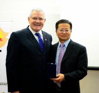 Carlos Heinen presenteou chefe da delegação com a Medalha da CIC - Foto: Ícaro de Campos
