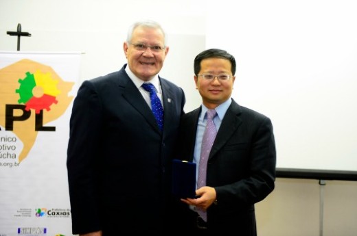 Carlos Heinen presenteou chefe da delegação com a Medalha da CIC - Foto: Ícaro de Campos