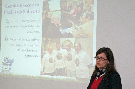 Fúlvia Stedile Angeli Gazola falou a acadêmicos de turismo sobre ações da cidade para se tornar campo base no mundial de futebol. Foto Marcelo Pauli.