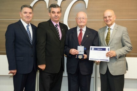 Empresário de 91 anos foi condecorado com a Medalha e Diploma da CIC - Foto: Julio Soares/Objetiva